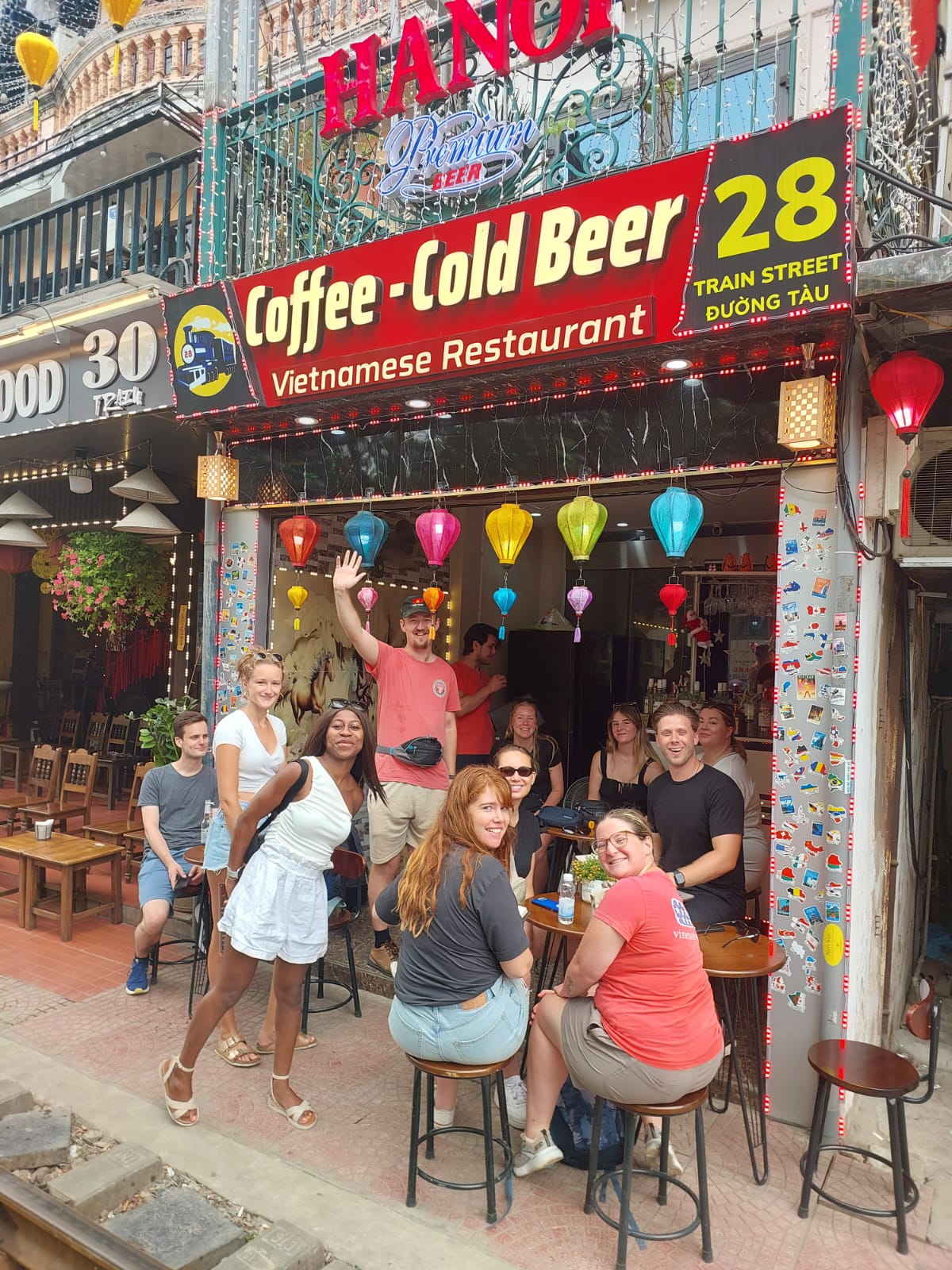 Review địa điểm 28 Train Street - Cafe & Bistro trên Google Maps